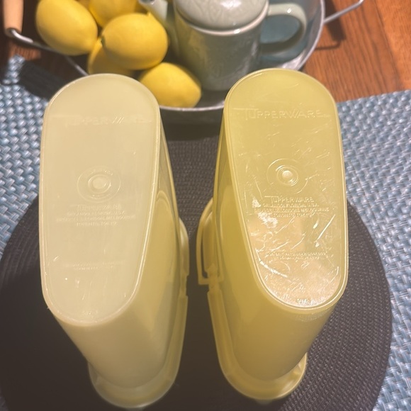 Vintage Tupperware Beverage Buddies Pitchers - set of 2 - Picture 4 of 5